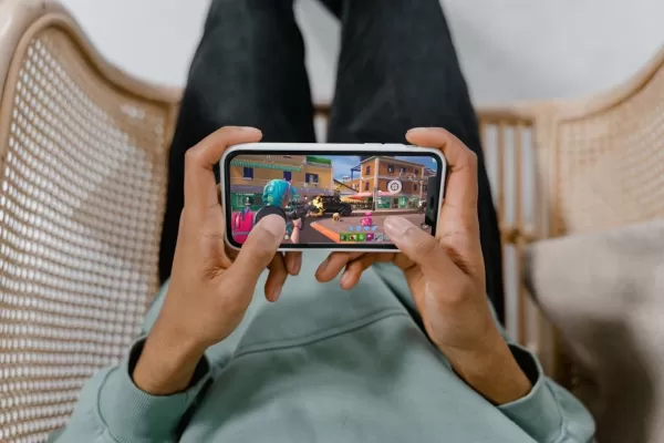Gamer verwendet magnetische PuK-Auslöser auf dem Smartphone beim Spielen von Fortnite