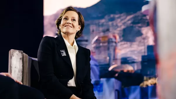 Sigourney Weaver sur le charme de Grogu à la célébration de Star Wars