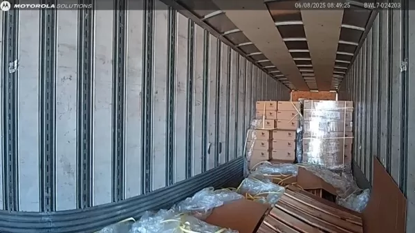 Innenraum des LKW mit offenen Paletten von gestohlenem Nintendo -Schalter 2 Konsolen